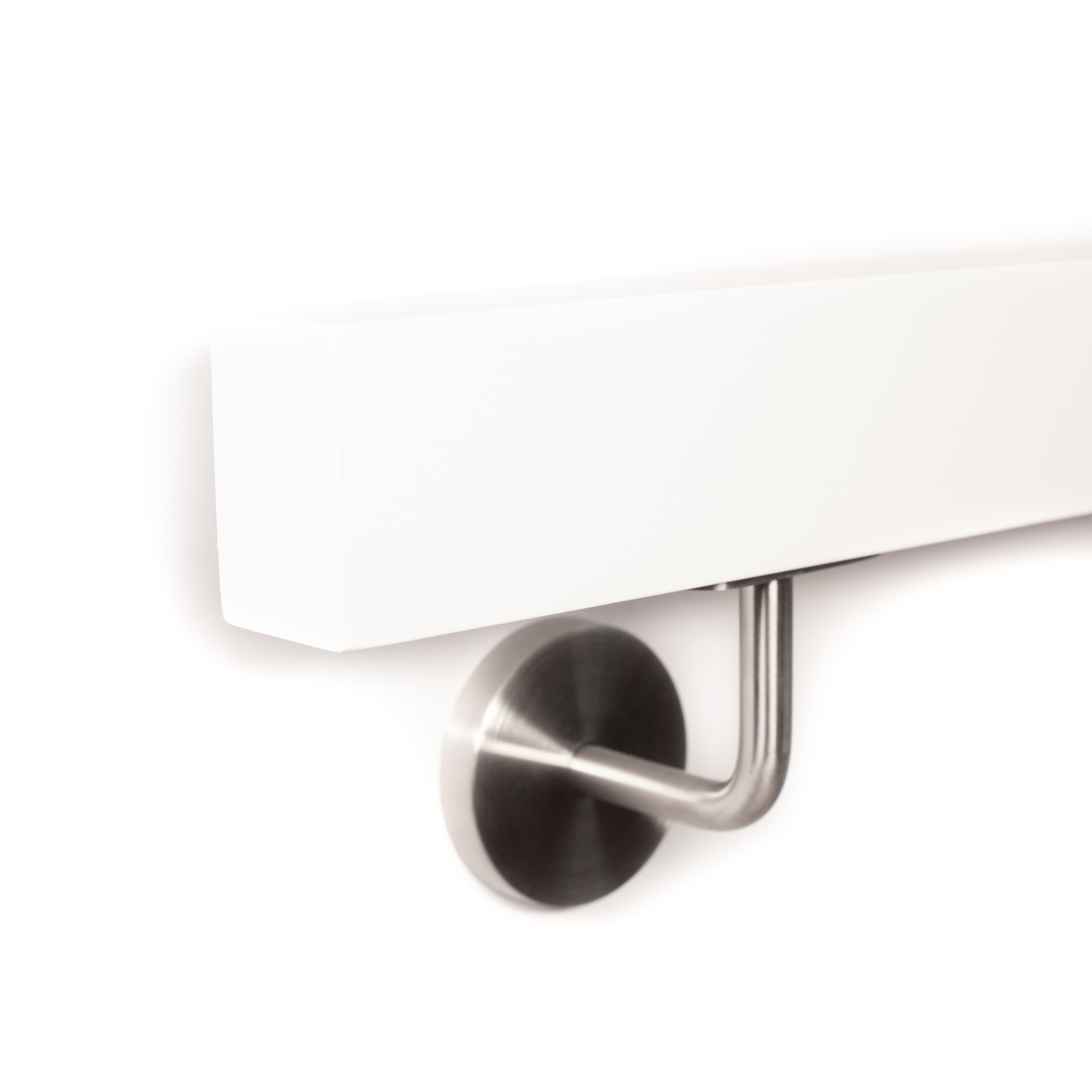 Corrimano rettangolare in faggio bianco in verticale con supporto a parete in acciaio inox, estremità dritta, spigoli vivi