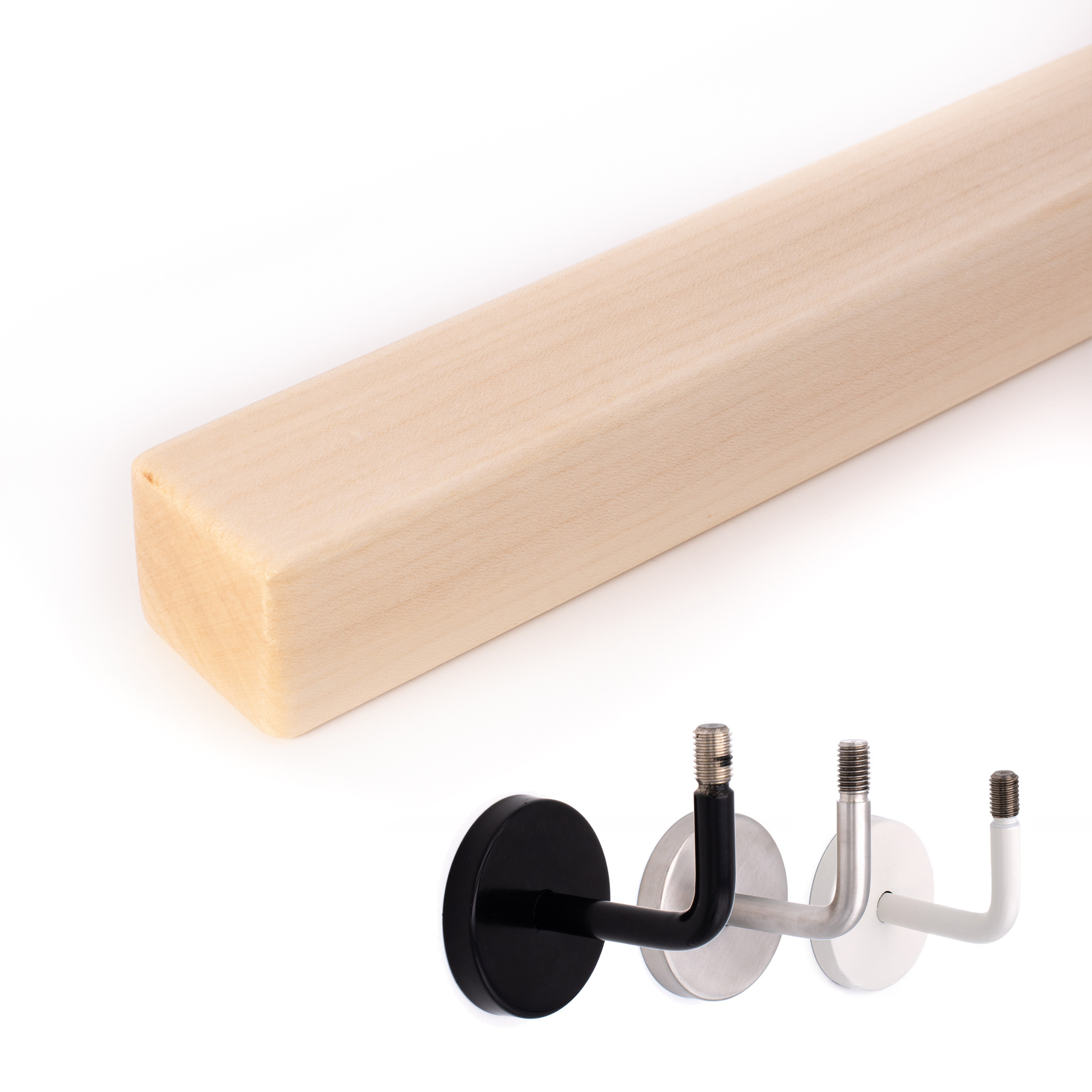 Corrimano quadrato in acero naturale, in diagonale su sfondo bianco, supporti per corrimano in nero, acciaio inox e bianco