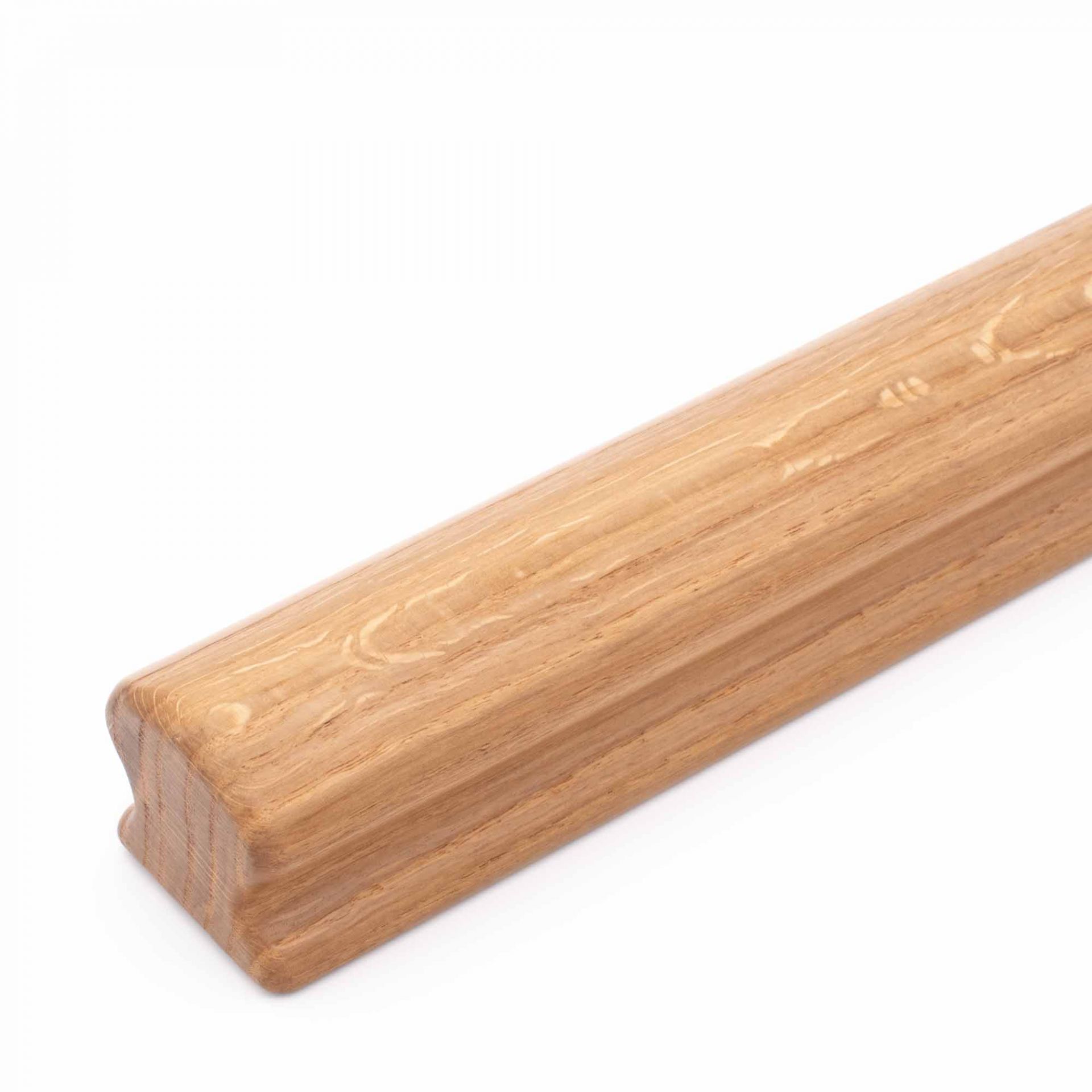 Corrimano Omega in rovere, primo piano del profilo Omega con scanalatura inferiore, rovere naturale su sfondo bianco