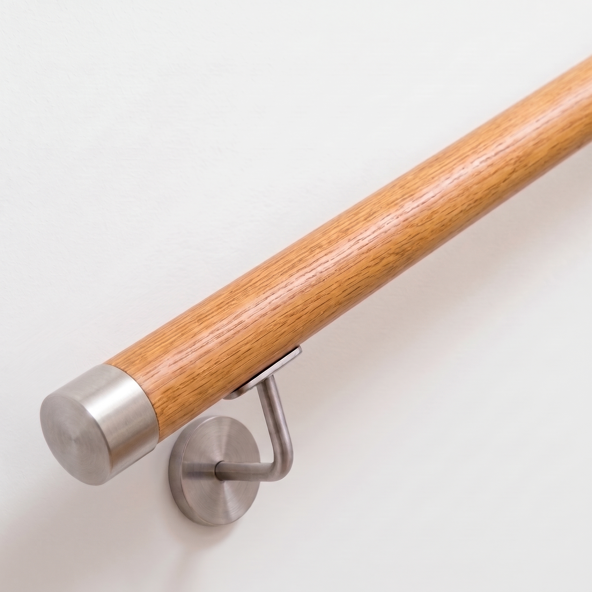 Corrimano rotondo in rovere rosso con componenti in acciaio inossidabile, Ø 42 mm | scale, ringhiere, pareti | su misura