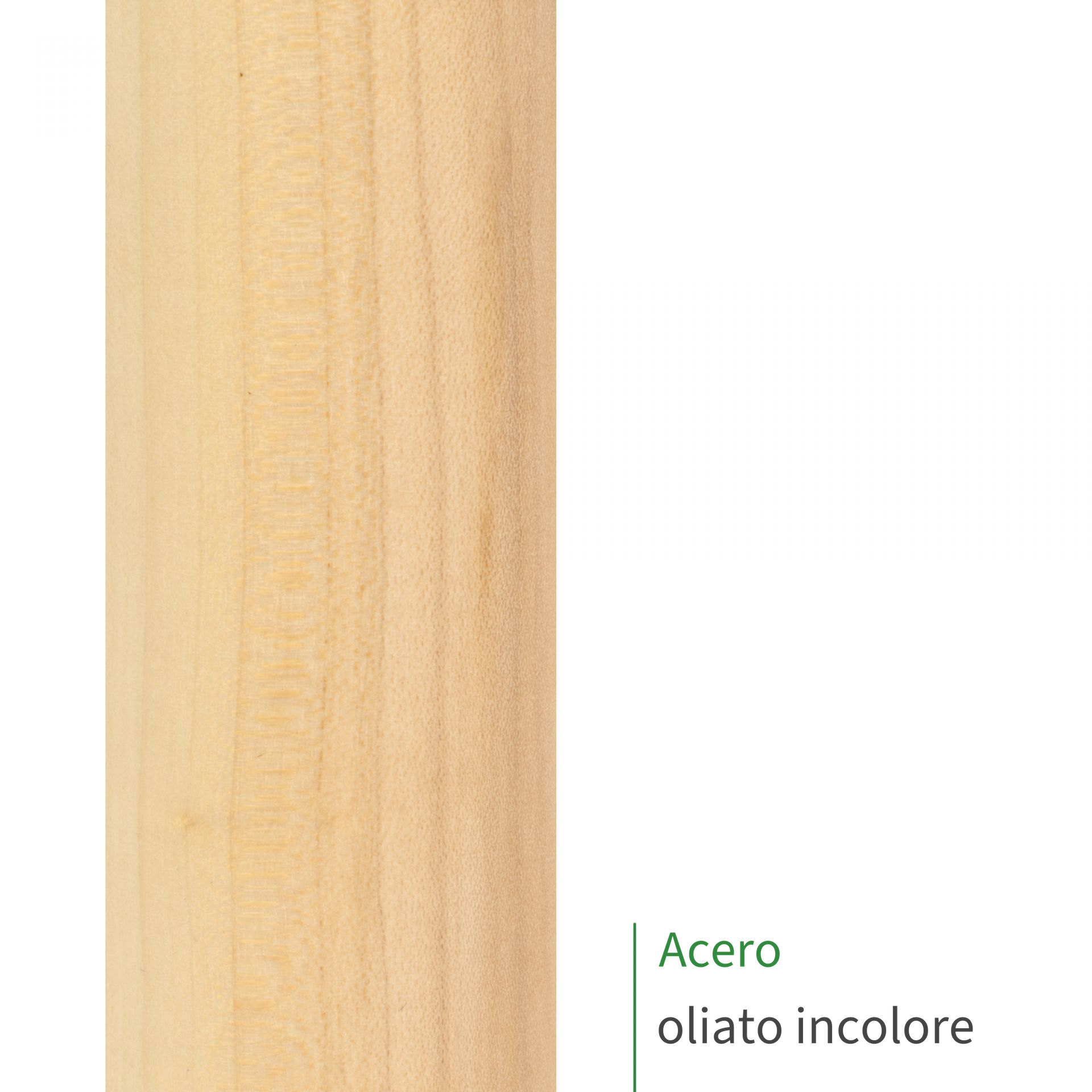 Corrimano in acero oliato incolore, primo piano della superficie del legno con venatura delicata e tonalità molto chiara