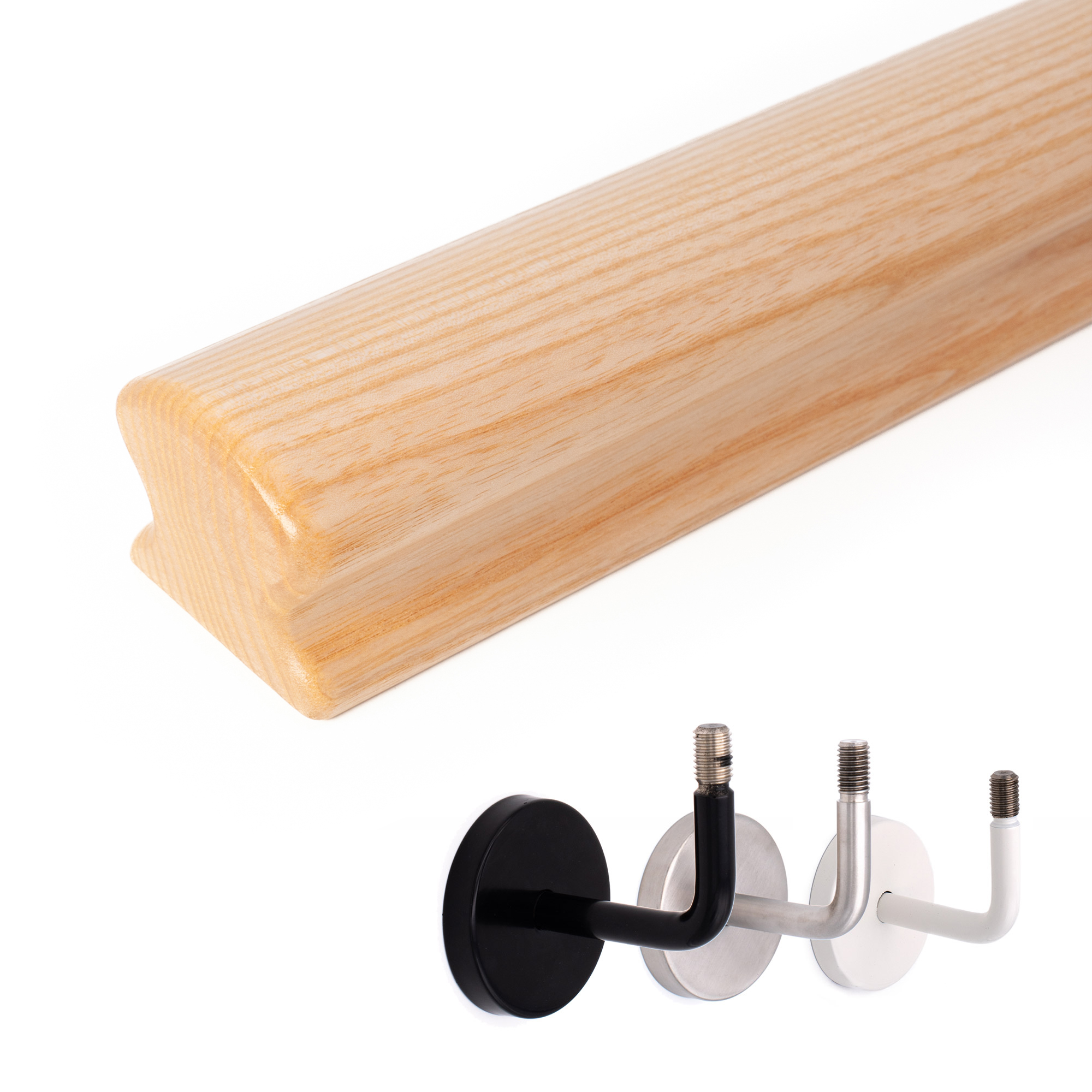 Corrimano Omega in frassino naturale con profilo omega, accanto supporti per corrimano in nero, acciaio inox e bianco