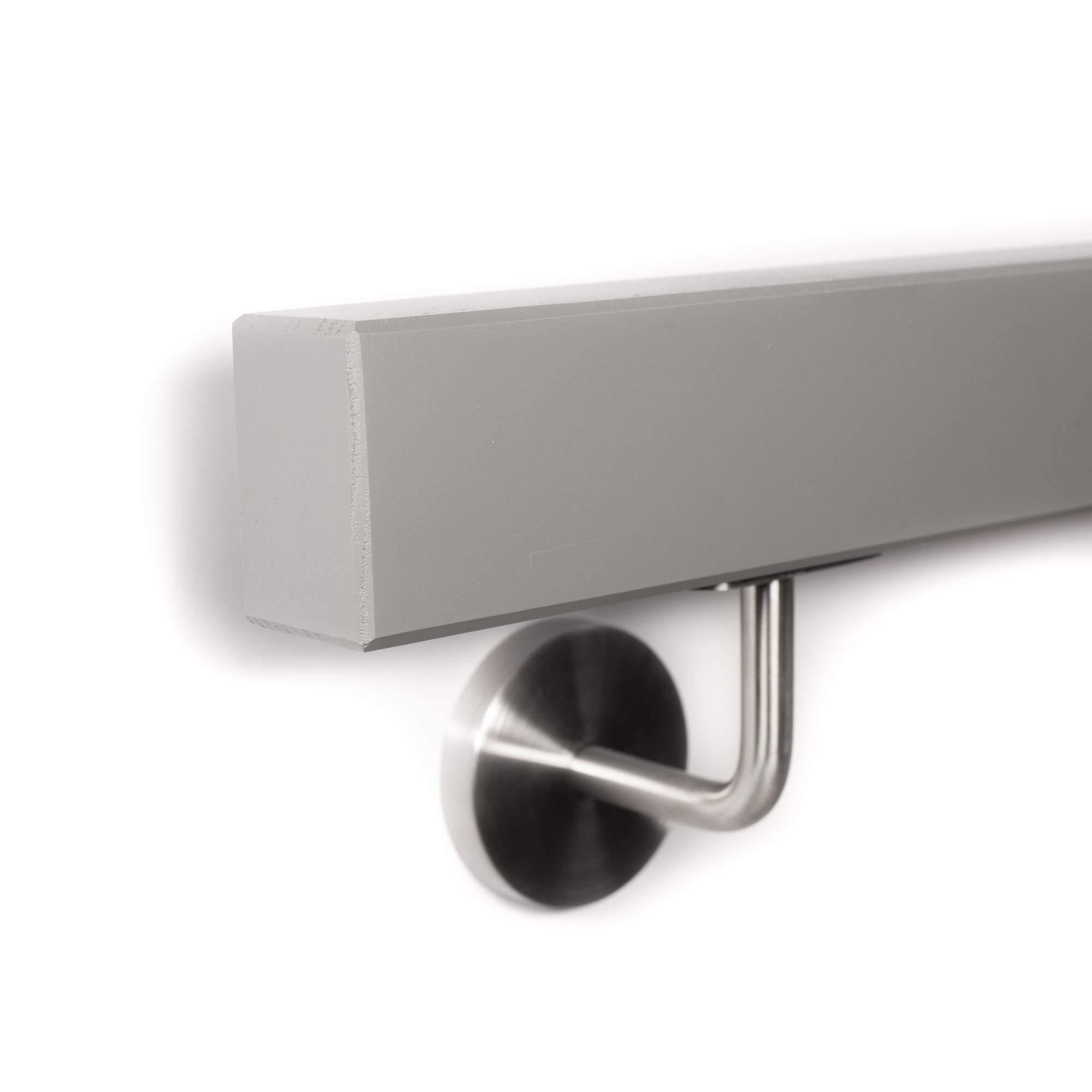 Corrimano rettangolare in faggio grigio in verticale con supporto a parete in acciaio inox, estremità con spigoli smussati