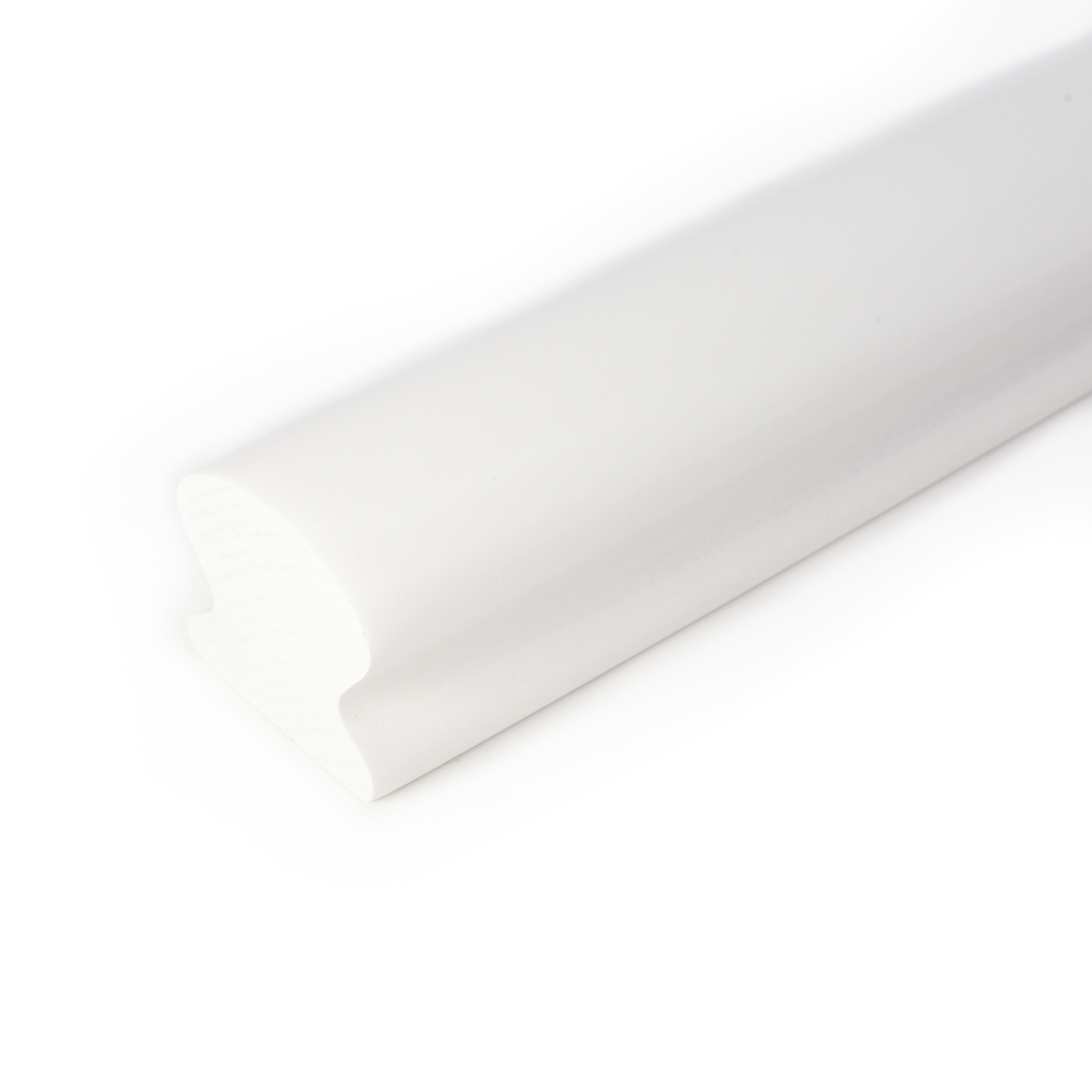Corrimano Omega in faggio bianco verniciato, estremità dritta, primo piano del profilo Omega senza supporto, sfondo bianco