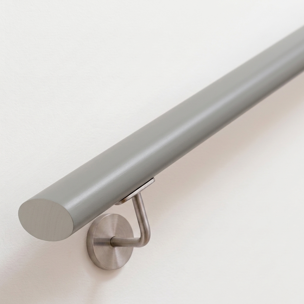 Corrimano ovale in faggio verniciato grigio, liscio, su parete bianca con supporto in acciaio inox, estremità dritta