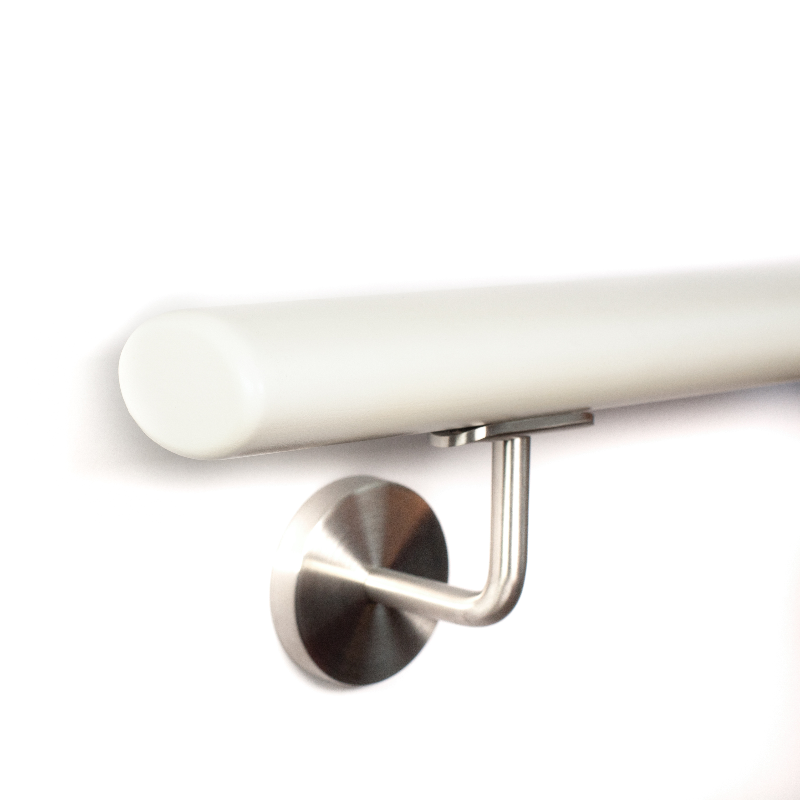 Corrimano verniciato bianco con supporto inox su parete bianca, estremità arrotondata, primo piano obliquo dal basso
