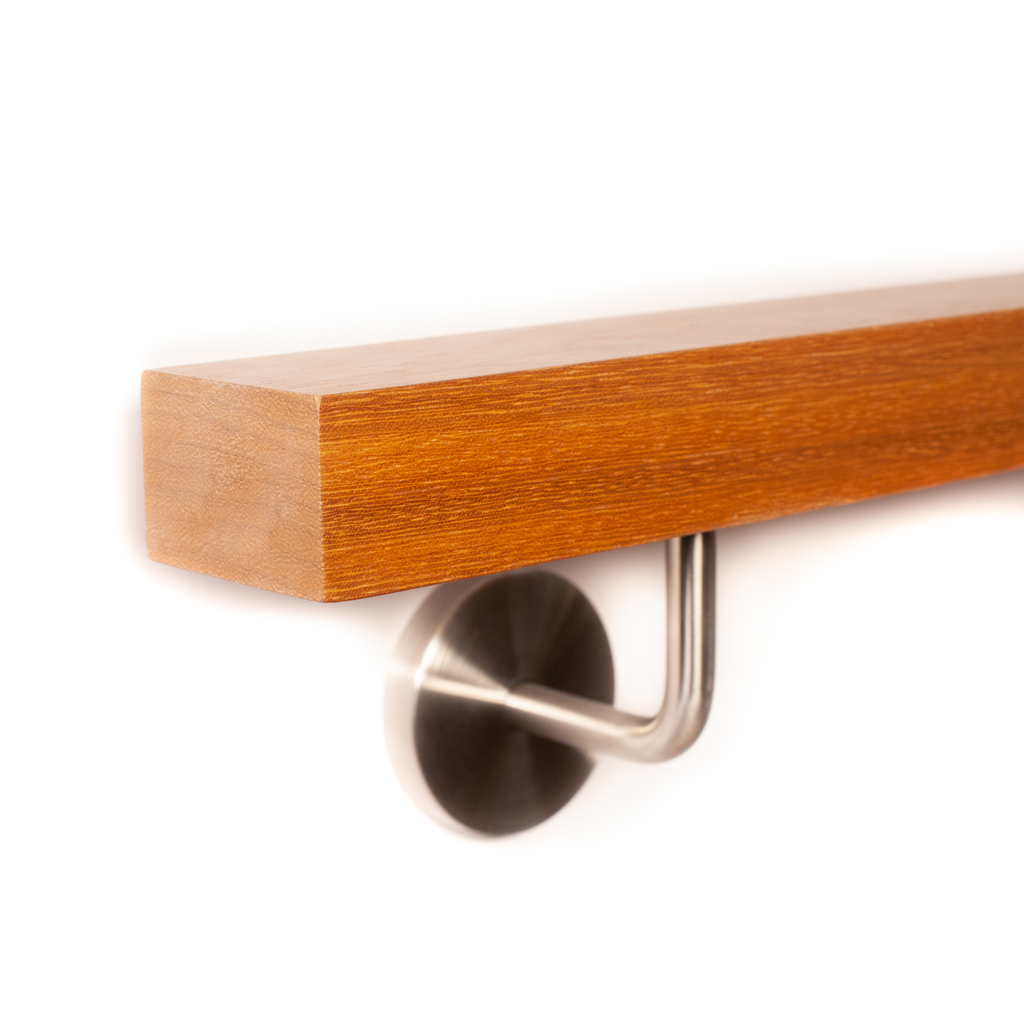 Corrimano rettangolare in iroko con estremità diritta e supporto a parete in acciaio inox con rosetta rotonda, sfondo bianco
