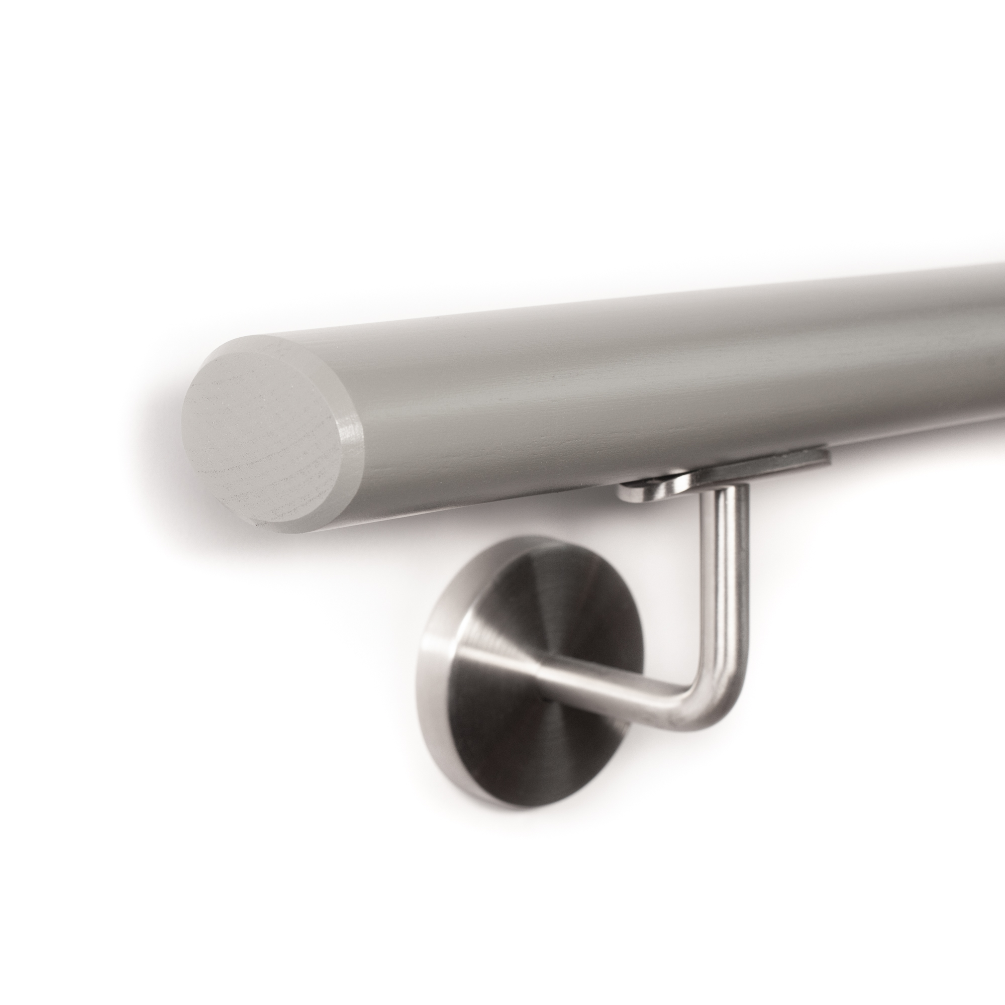 Corrimano ovale in faggio grigio verniciato, estremità con smusso di 3 mm, supporto a parete in acciaio inox, primo piano