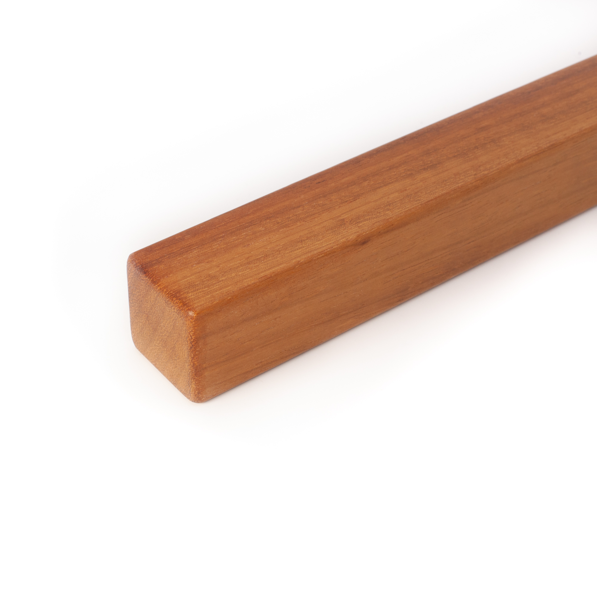Corrimano in iroko di forma quadrata, primo piano dell'estremità con raggio e bordi arrotondati, iroko su sfondo bianco