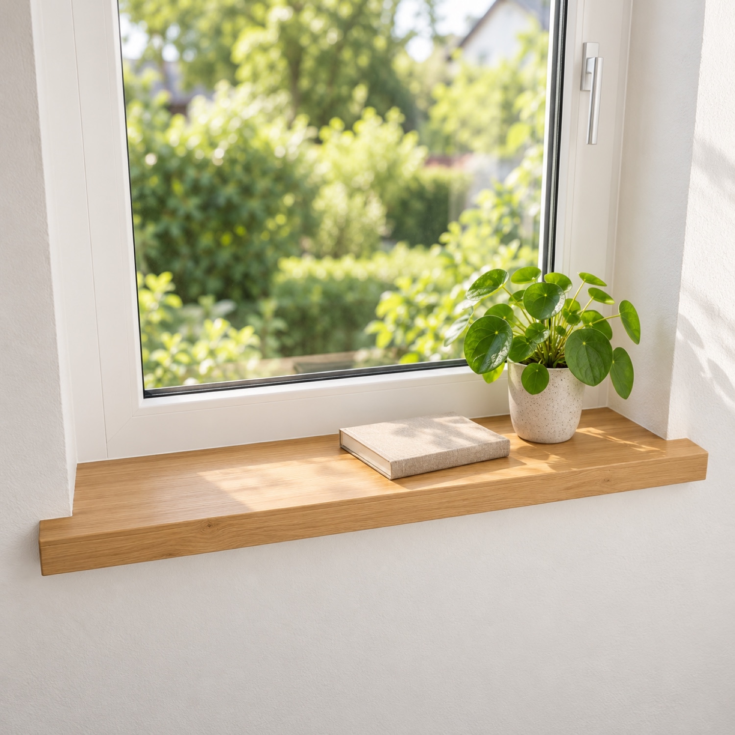 Davanzale per ristrutturazione in rovere naturale, legno massello, finestra bianca sul giardino, pilea in vaso e libro