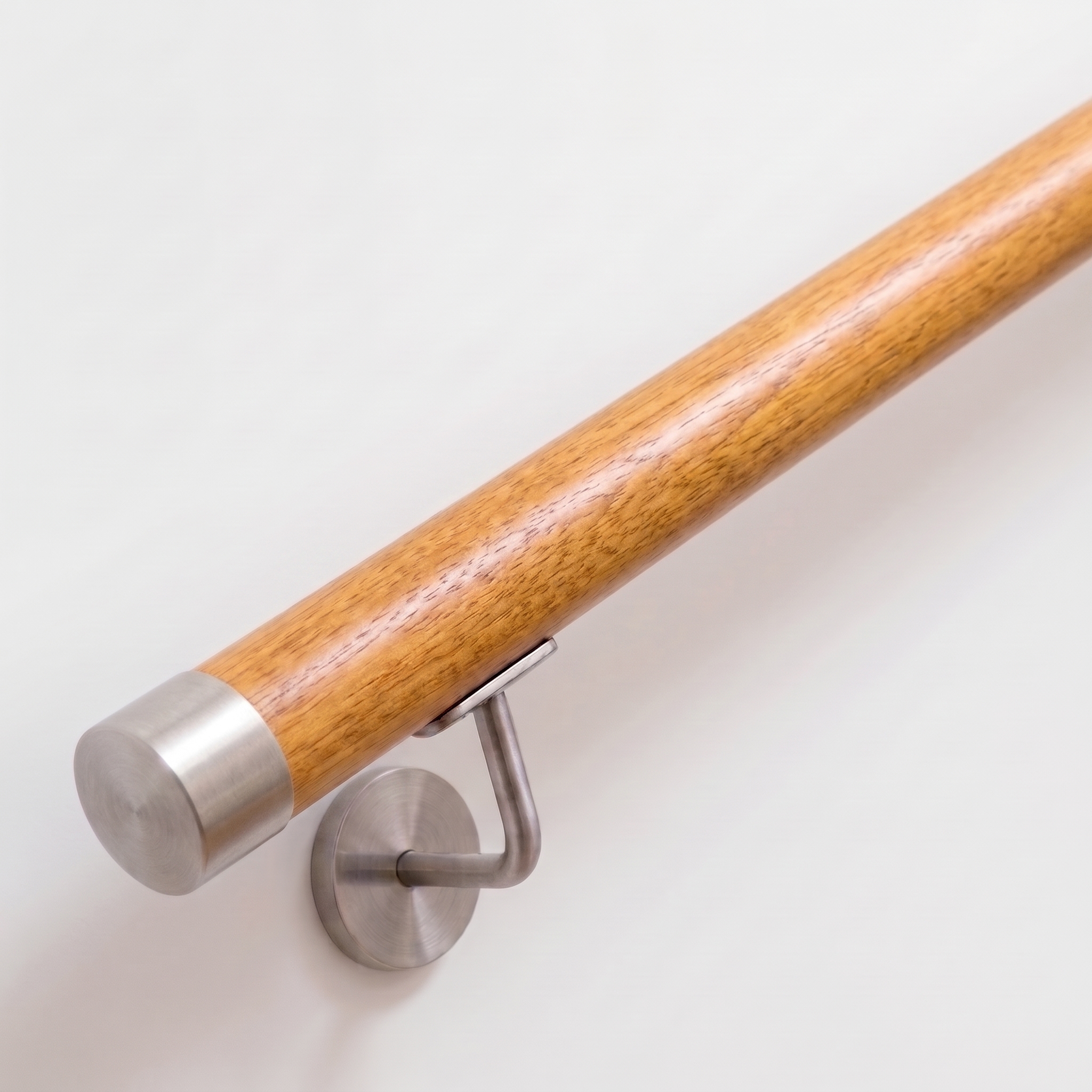 Corrimano rotondo in iroko con componenti in acciaio inossidabile