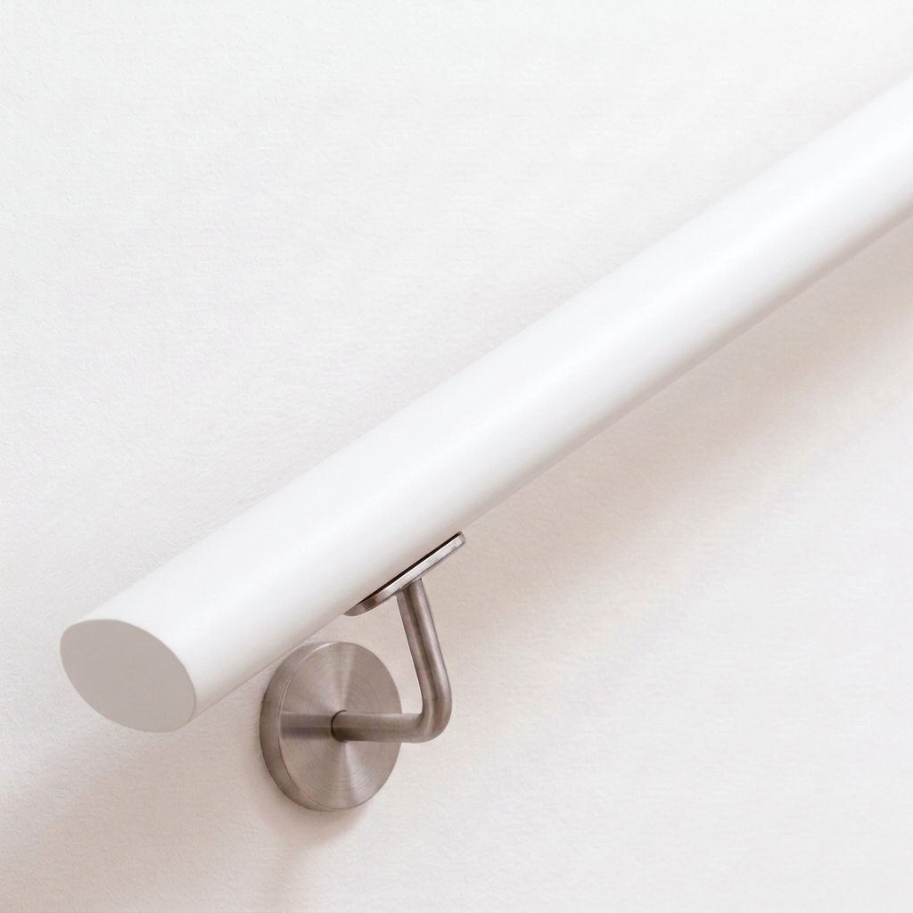 Corrimano ovale in faggio verniciato bianco, liscio, su parete bianca con supporto in acciaio inox, estremità dritta