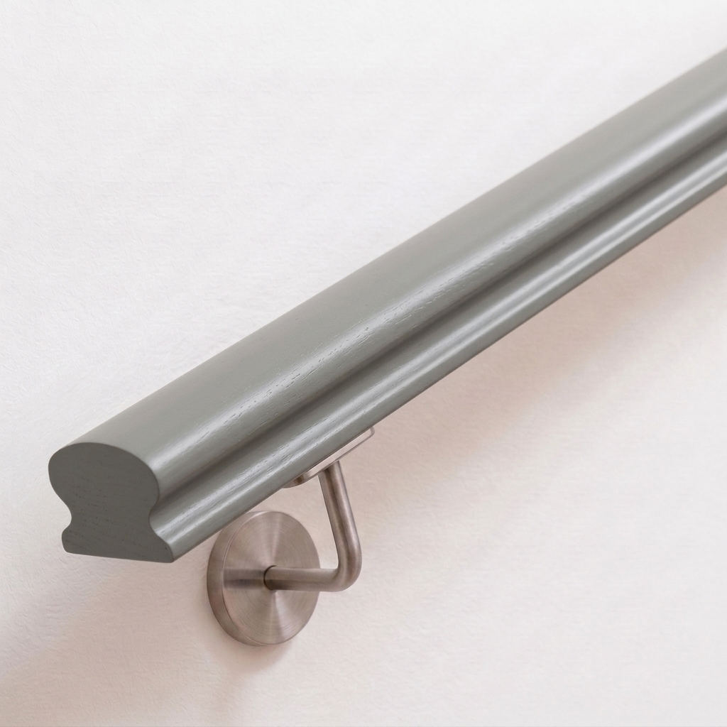 Corrimano Omega in faggio verniciato grigio su parete bianca con supporto in acciaio inox, profilo omega, estremità dritta