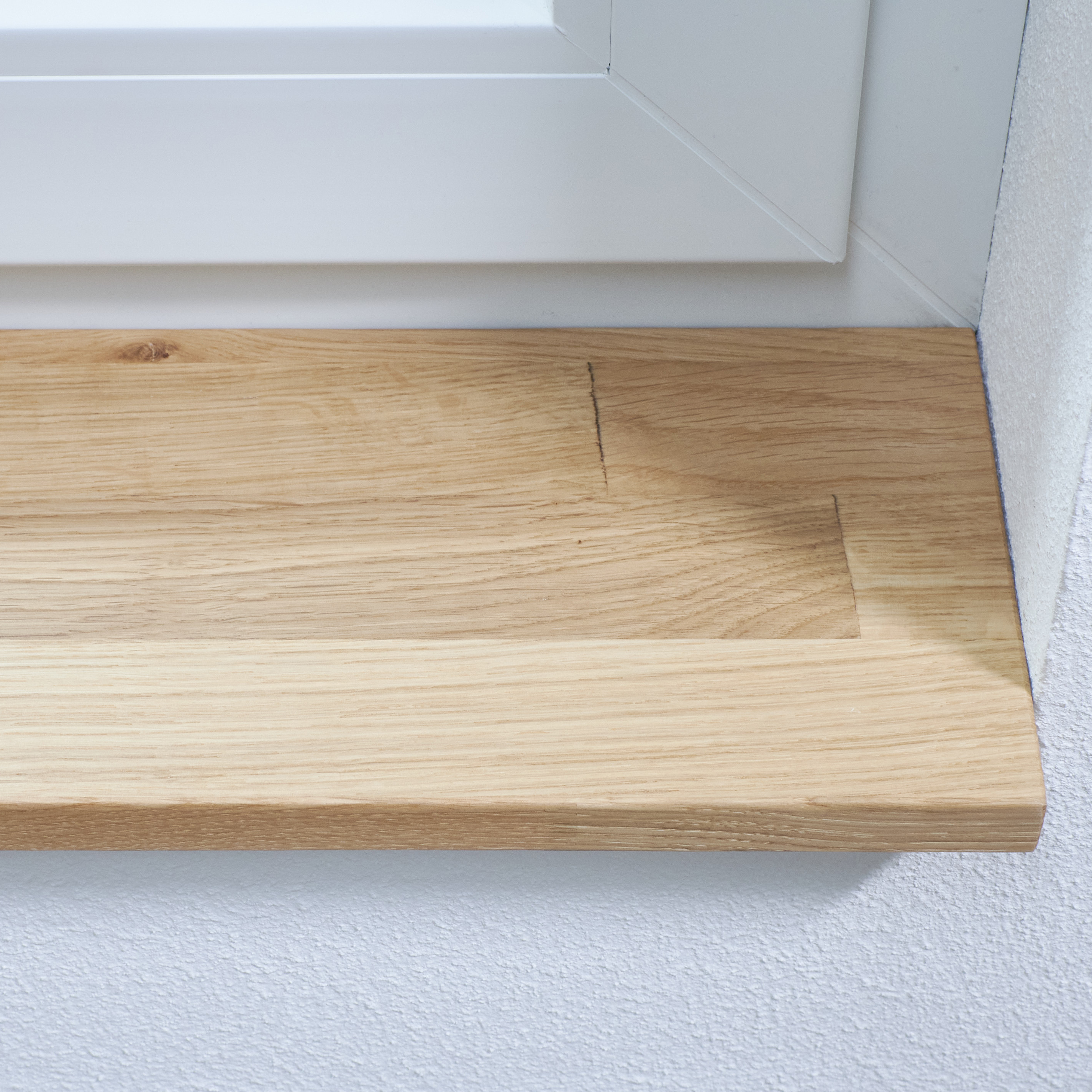 Davanzale in rovere selvatico naturale, con giunzioni a pettine, primo piano del bordo con nodo e giunti delle lamelle