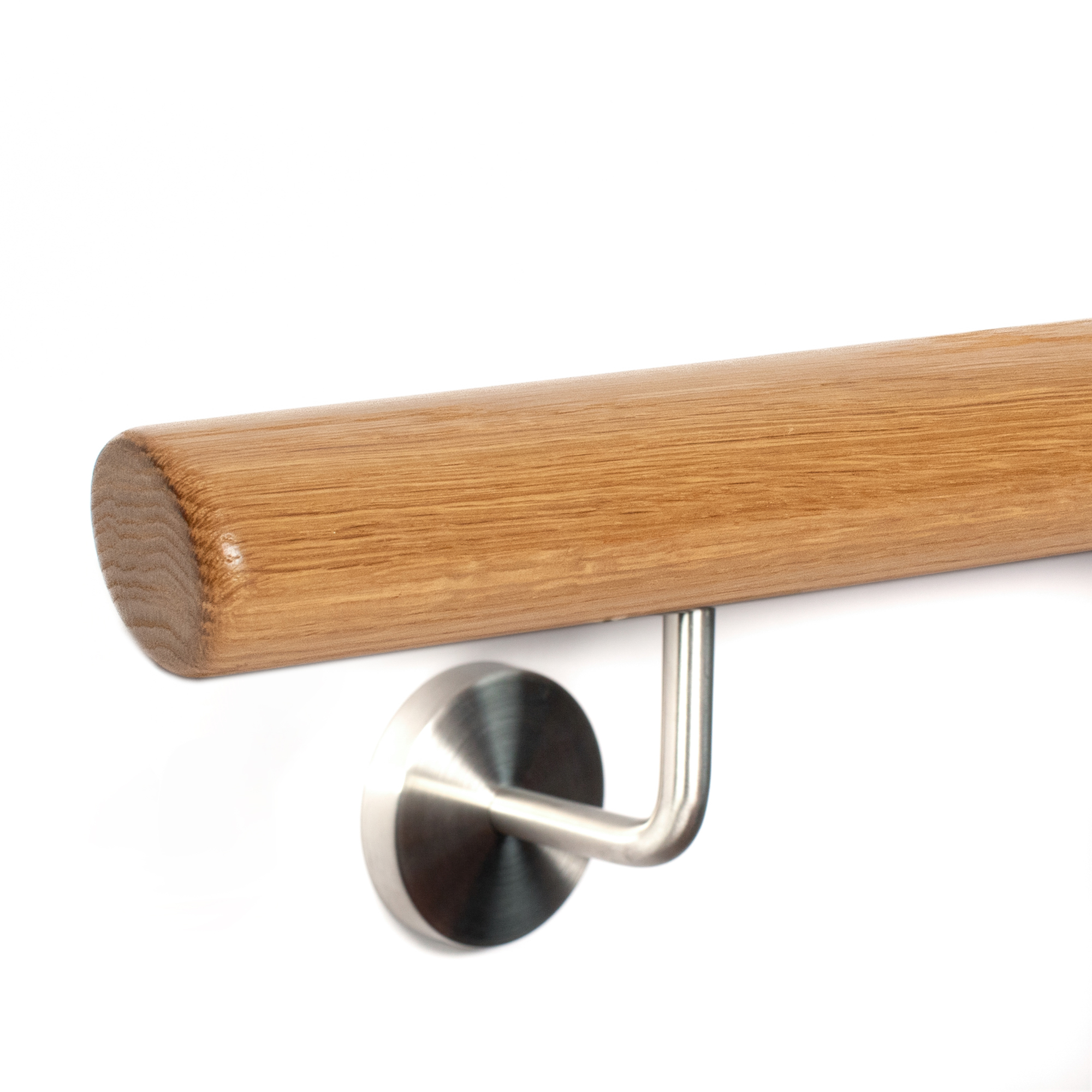 Corrimano ovale in rovere rosso con supporto per corrimano in acciaio inox, vista obliqua, legno chiaro a venatura visibile