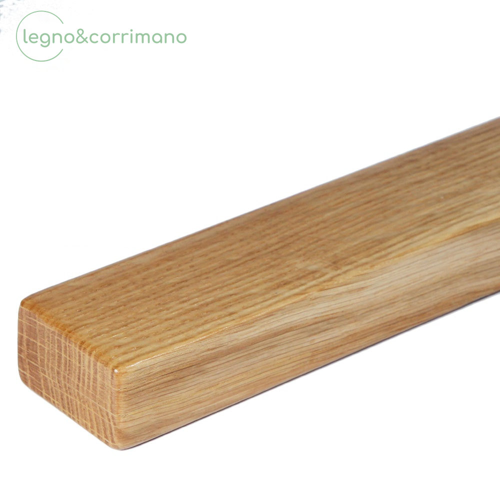 Corrimano rettangolare in rovere su sfondo bianco, profilo con spigoli arrotondati e venatura del legno in evidenza