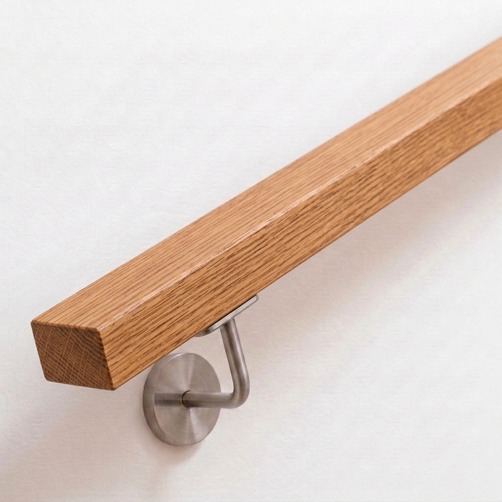 Corrimano rettangolare in rovere rosso su parete bianca con supporto a parete inox, venatura calda, estremità diritta