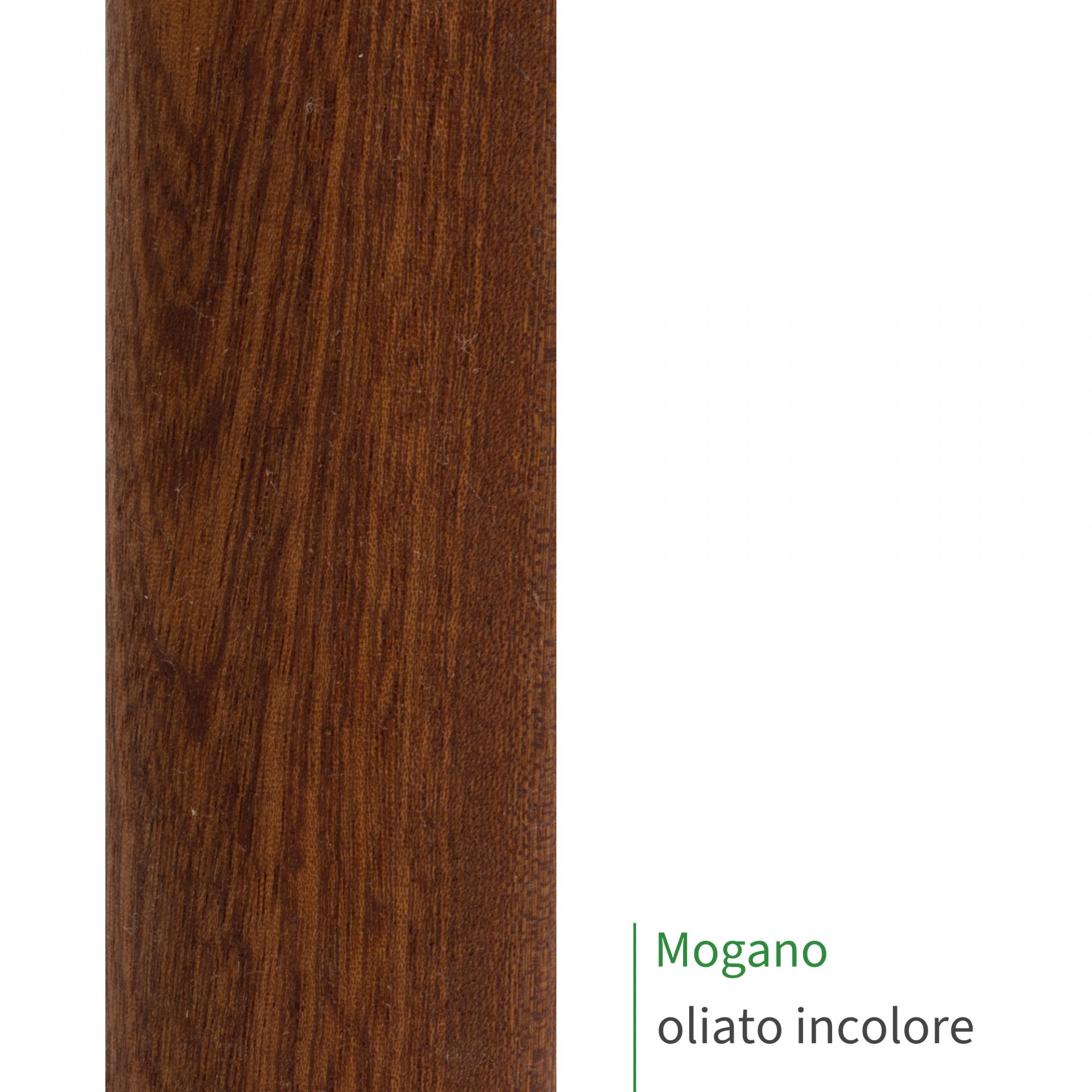Corrimano rotondo in mogano oliato incolore, primo piano della superficie del legno con venatura fine e tonalità rosso-bruna