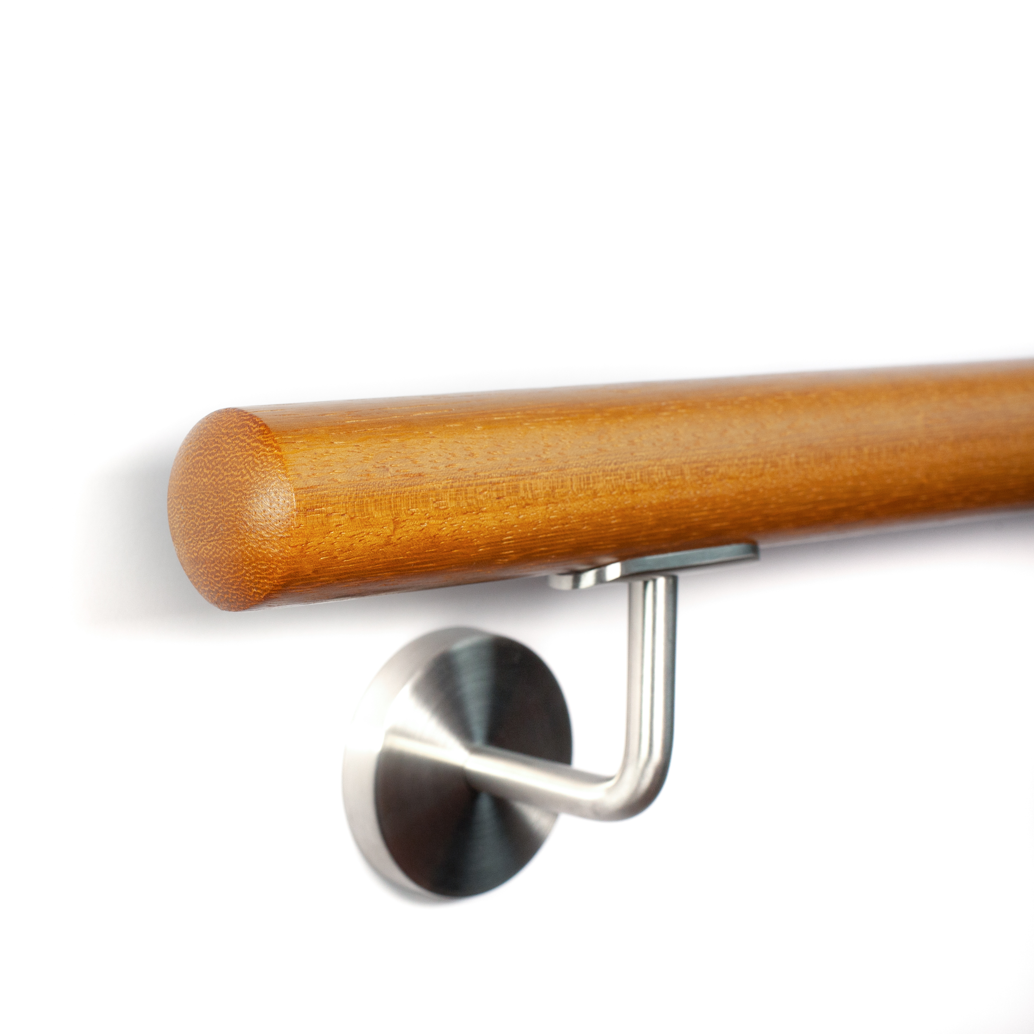 Corrimano rotondo in iroko con estremità a lente e supporto a parete in acciaio inox, primo piano dell'estremità