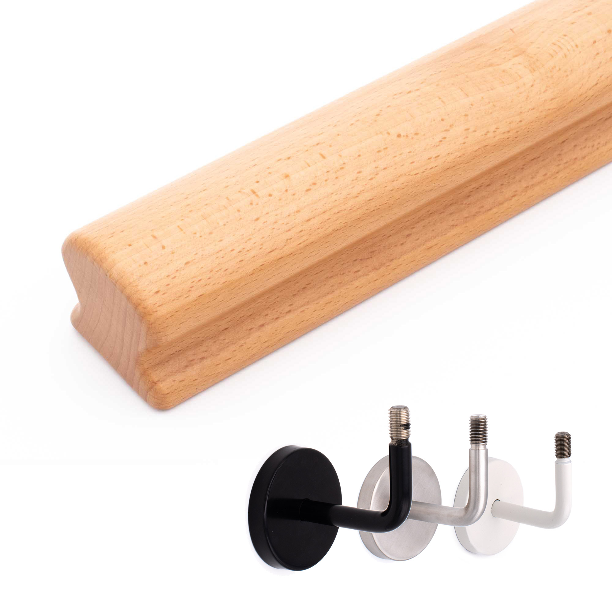 Corrimano Omega in faggio naturale, in diagonale su sfondo bianco, supporti per corrimano in nero, acciaio inox e bianco