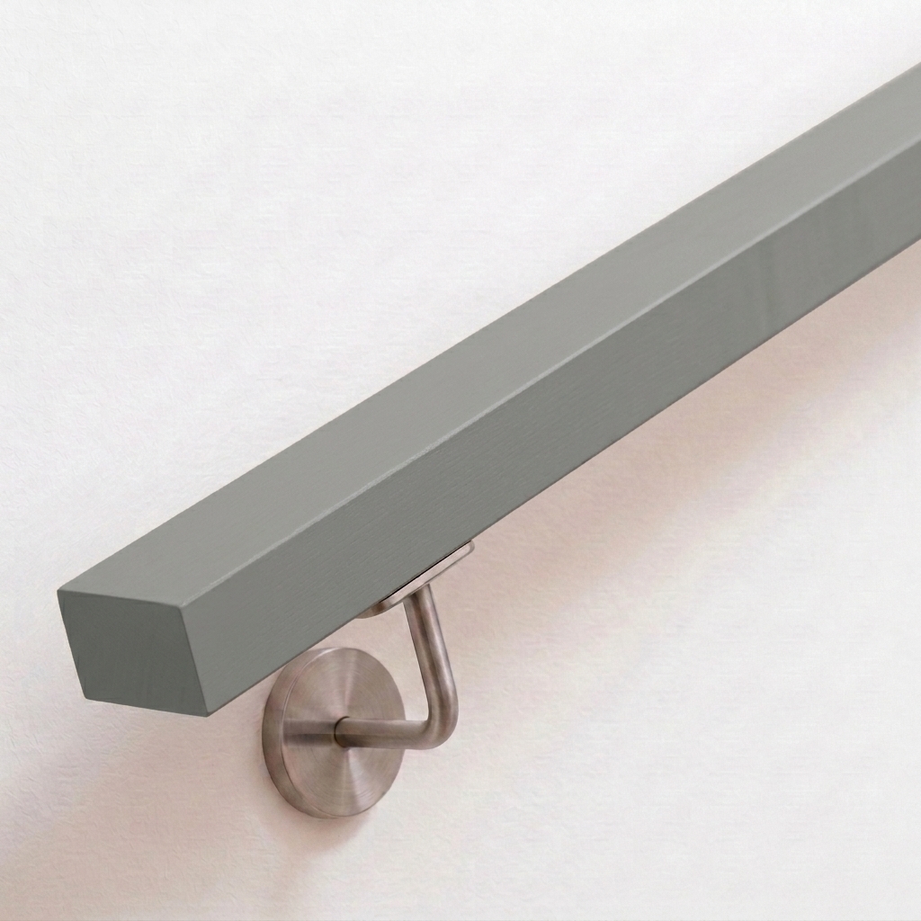 Corrimano rettangolare in faggio verniciato grigio, supporto in acciaio inox su parete bianca, estremità dritta