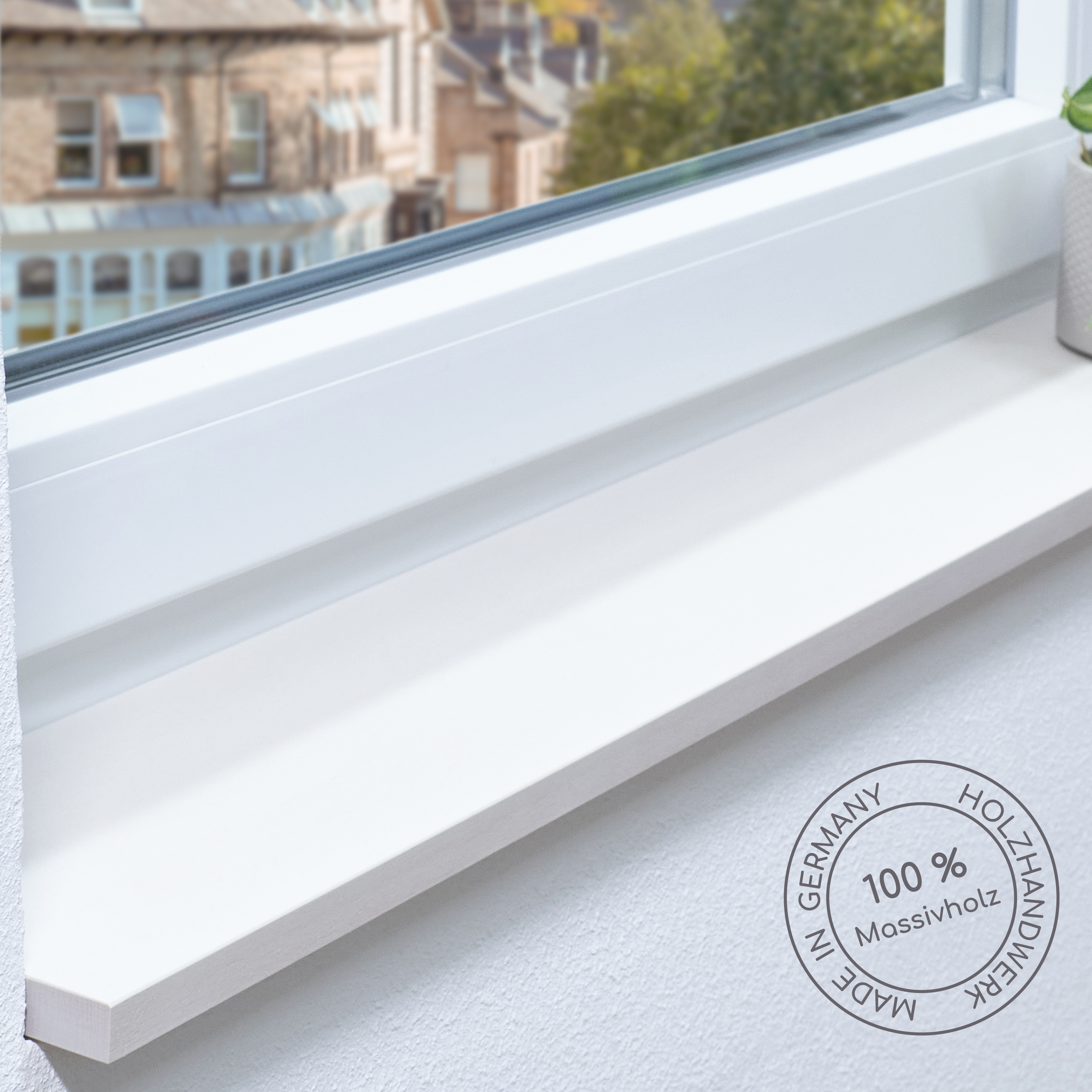 Davanzale bianco in legno massello montato alla finestra, vista su palazzi, sigillo Made in Germany 100 % legno massello