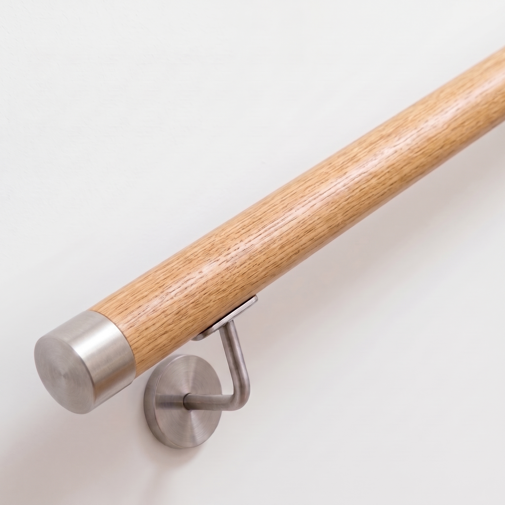 Corrimano rotondo in rovere con componenti in acciaio inossidabile, Ø 42 mm | scale, ringhiere, pareti | su misura
