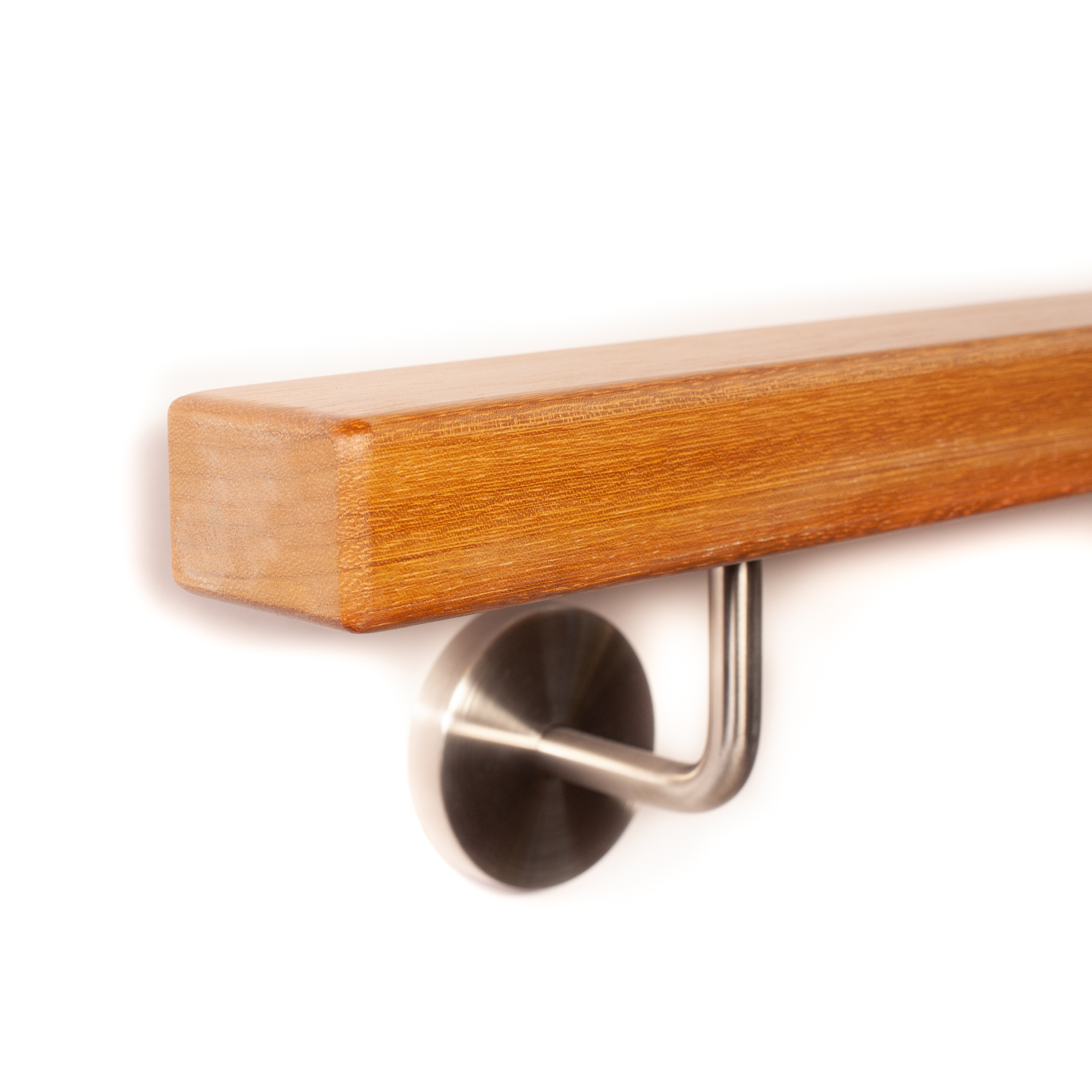 Corrimano rettangolare in iroko con bordi arrotondati all'estremità e supporto in acciaio inox, su sfondo bianco