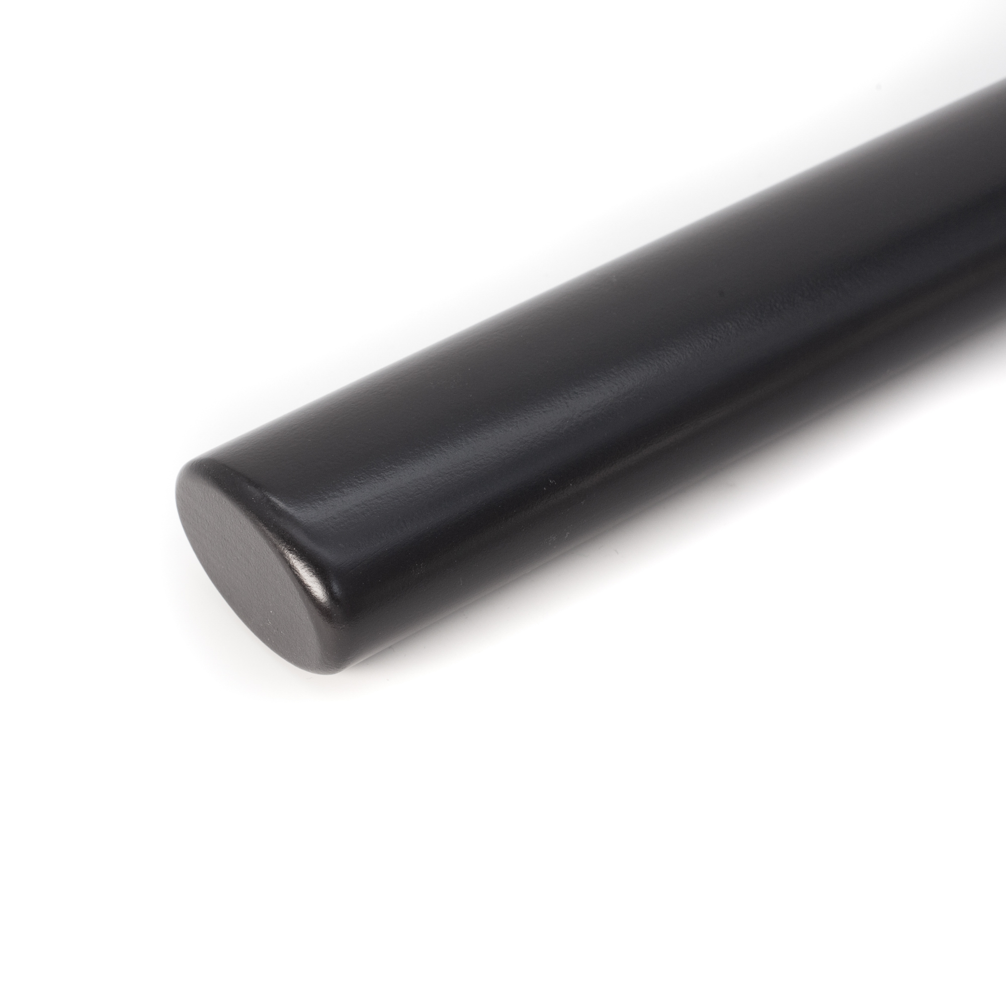 Corrimano verniciato nero con profilo ovale ed estremità arrotondata, primo piano in diagonale su sfondo bianco