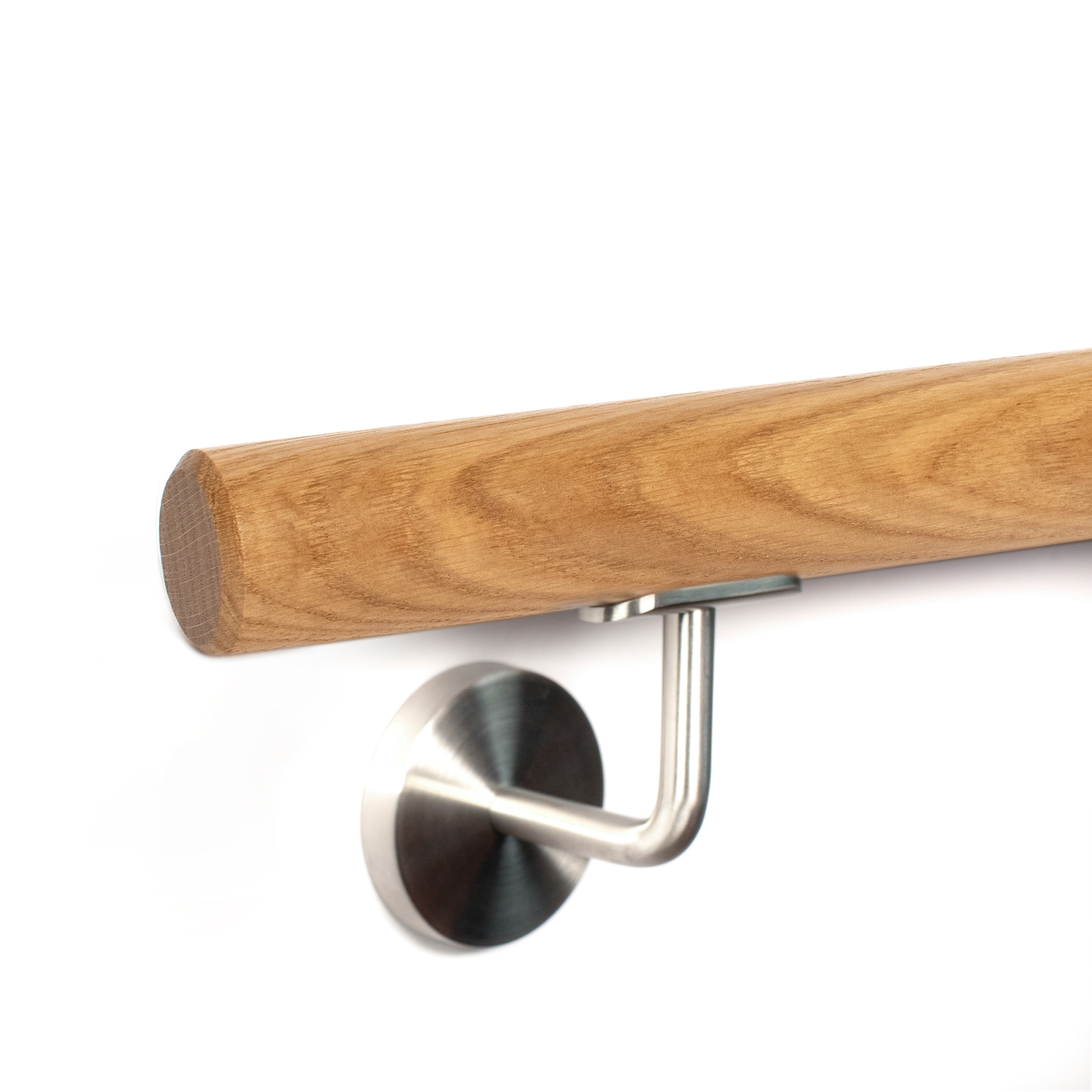 Corrimano rotondo in rovere rosso con supporto in acciaio inossidabile, vista obliqua su sfondo bianco, legno chiaro venato