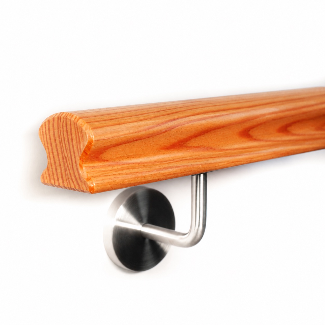 Corrimano Omega in larice con supporto a parete in acciaio inox, profilo con scanalatura laterale e venatura rossastra
