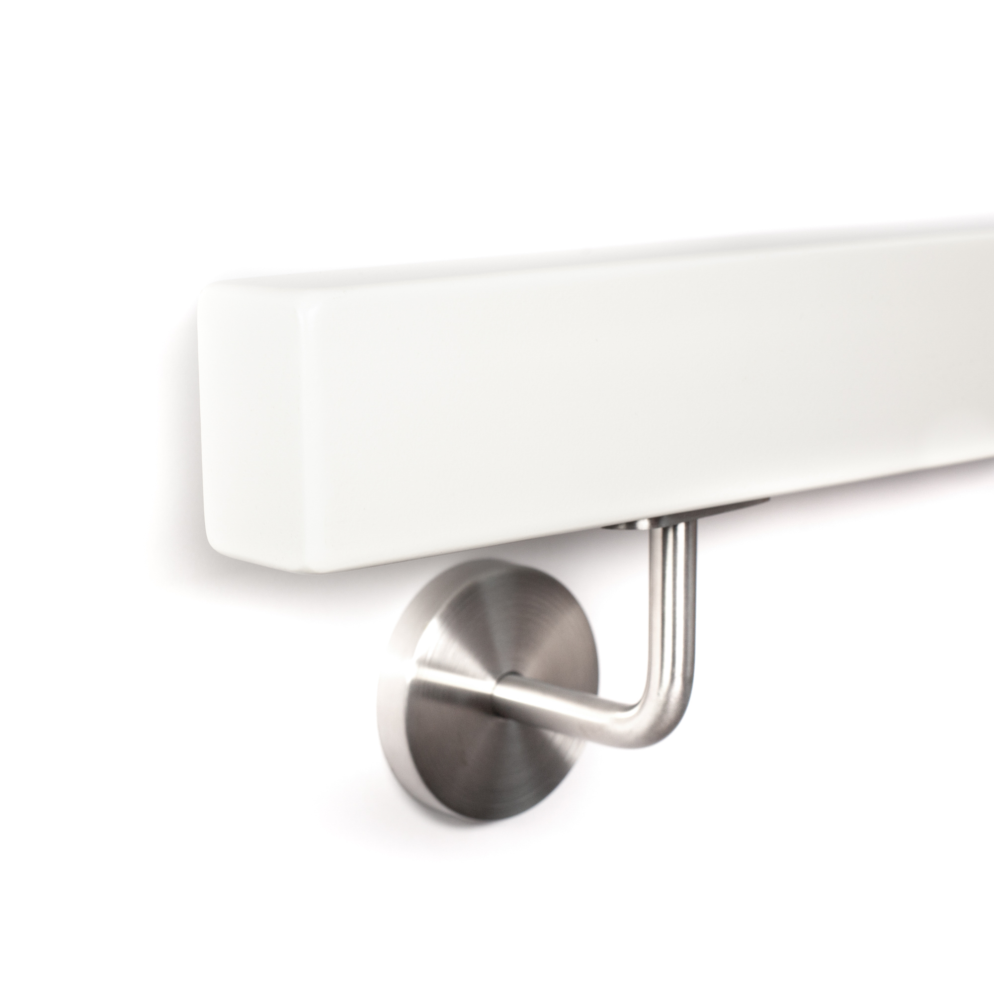 Corrimano rettangolare in faggio bianco in verticale con supporto a parete in acciaio inox, estremità e spigoli arrotondati